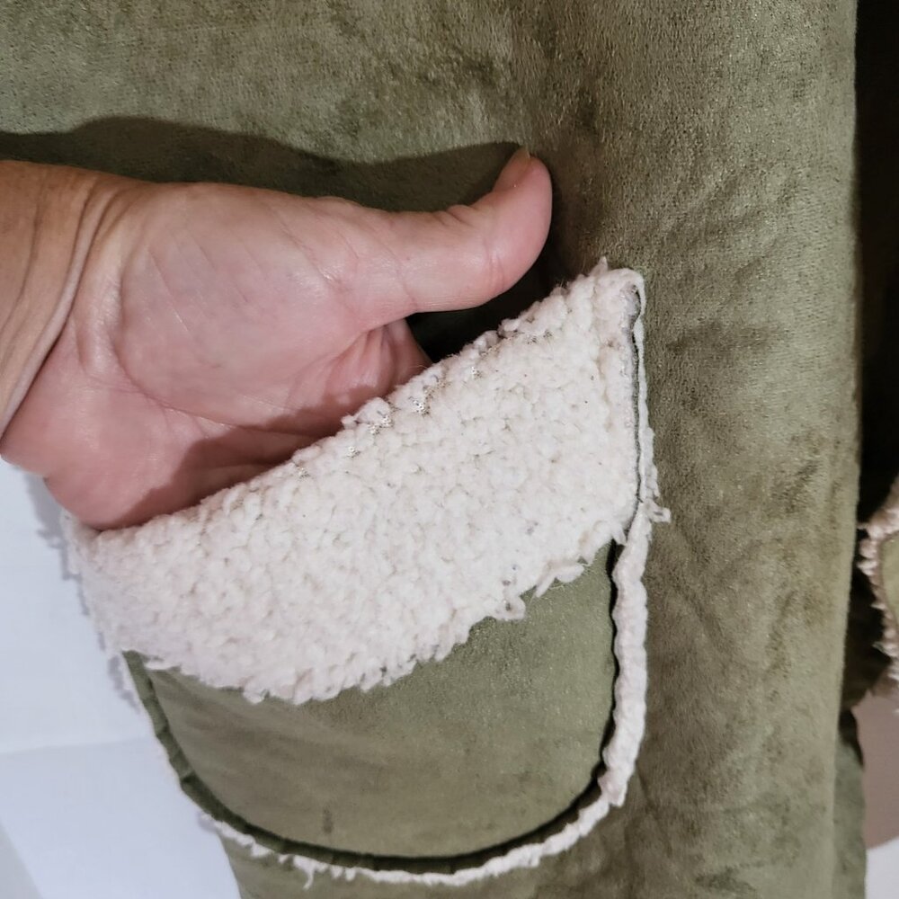 d&co Naturals Faux Suede to Sherpa Reversible Vest Size XL Olive FLAW - Picture 2 of 7